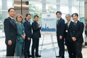 日本における倫理的連携のためのコンセンサス・フレームワークが2023 The Lighthouse Awardを受賞。式典会場にて関係者一同。